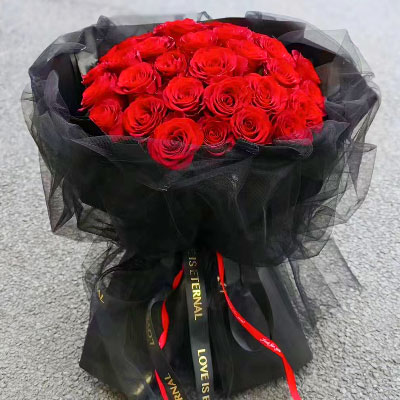 鹰潭33朵红玫瑰黑色包装，此花表真心