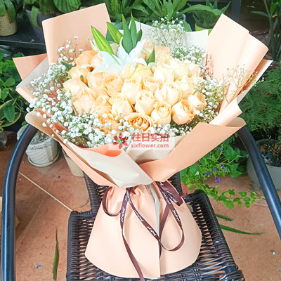鹰潭33朵香槟玫瑰百合，心里永远是你